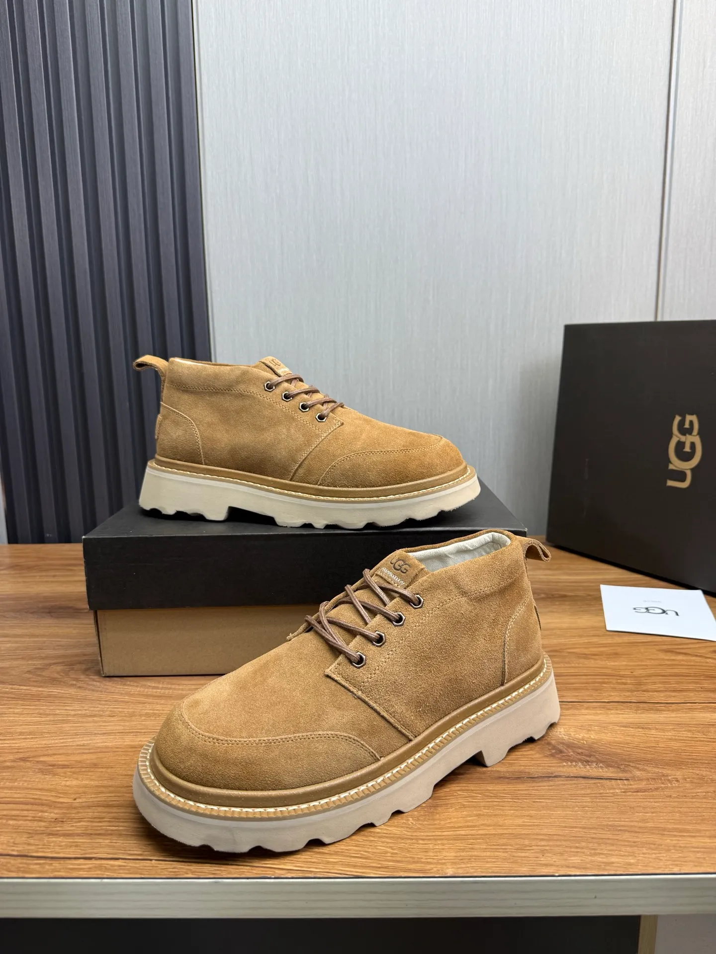 Men's shoes 💰620💰 New UGG fur integrated men's simple and fashionable snow boots. The most worth buying at the end of this year are warm casual shoes. Whether you are out and about at home, their comfortable and warm performance will be your most suitable fashion companion! The material is cowhide upper and imported wool is used inside. Warm and comfortable! The eva+ rubber patch outsole is cushioned, non-slip and wear-resistant, and has good elasticity. It is light and wear-resistant, comfortable and soft, and the new simple cut is more fashionable. It has both practicality and fashion sense, so you no longer have to worry about how to match it in winter, while still maintaining your fashionable taste. High-quality genuine wool. Look at the details for the material! Size: 39-40-41-42-43-44-44 sneaker size